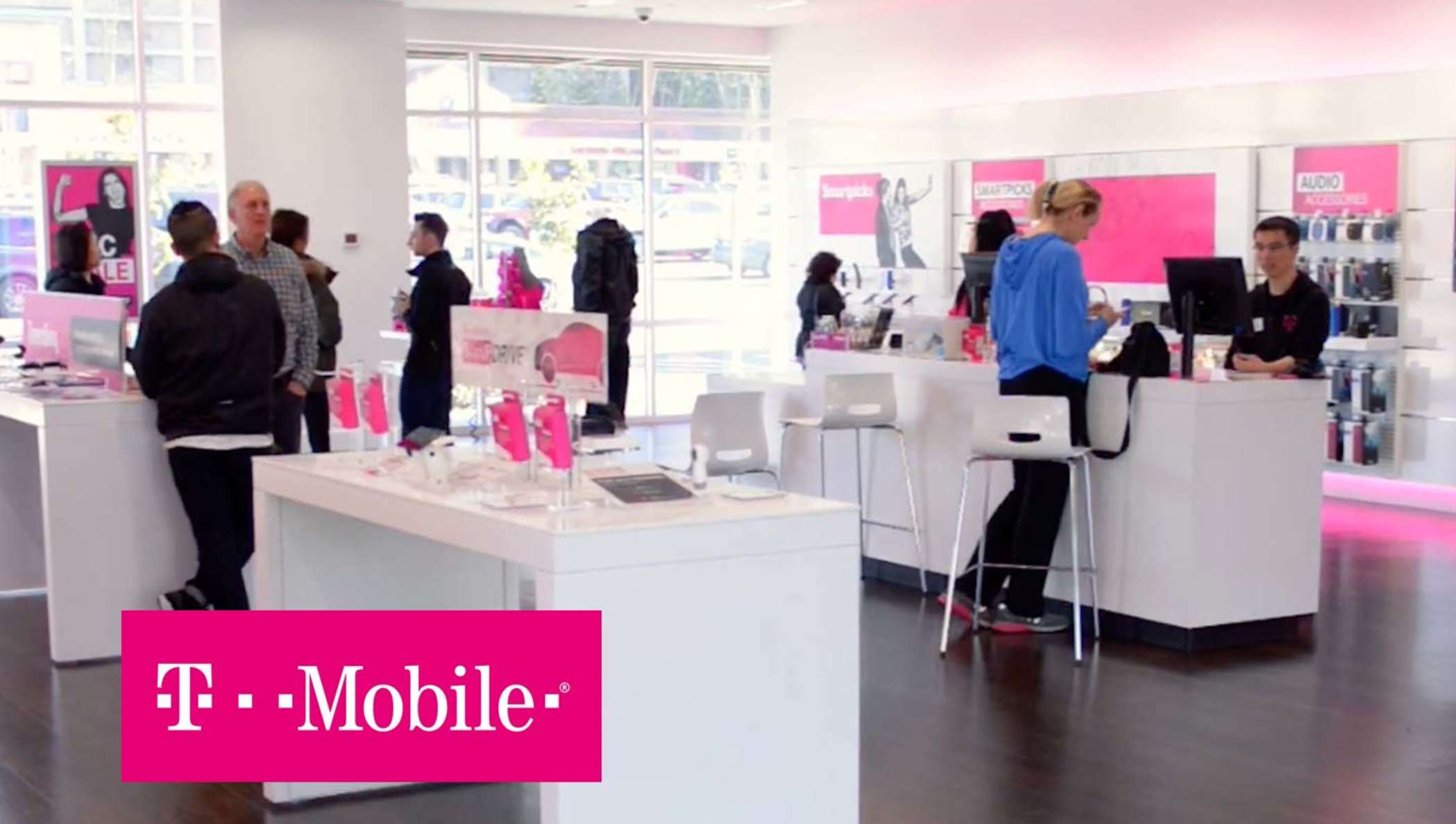 Een T-Mobile-winkel met medewerkers die klanten helpen.