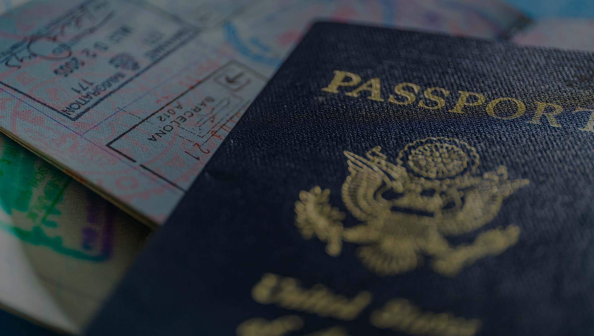 Een Amerikaans paspoort en paspoort stempels.